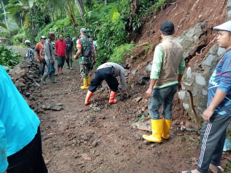 Babinsa Koramil 2204/Cikidang Laksanakan Karya Bakti Perbaikan TPT Akibat Longsor