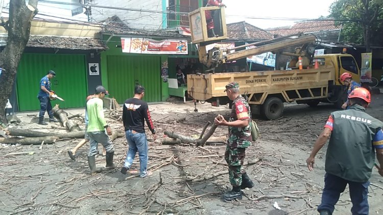 Aksi Karya Bakti Pemangkasan Ranting Pohon di Jalan Bayangkara, Palabuhanratu