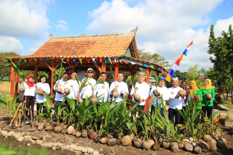 280 Bibit Kelapa Ditanam di SAE Lapas Banyuwangi, Kalapas : Dukung Ketahanan Pangan