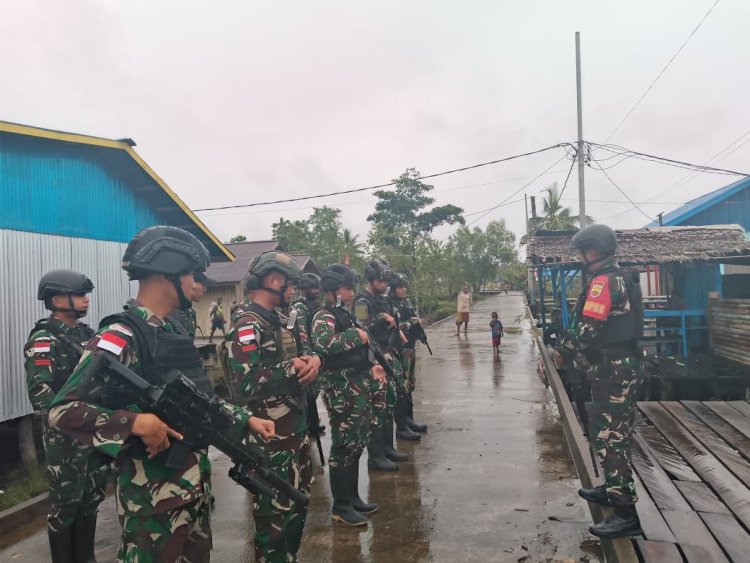 Pos Fayit Satgas Yonif 123/Rajawali Laksanakan Pelayanan Kesehatan Door to Door Untuk Warga Kampung Basim