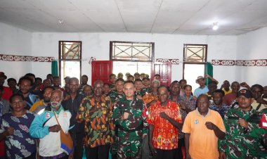 *Jalin Hubungan Kuat TNI dan Masyarakat, Satgas Yonif 123/Rajawali Silahturahmi dengan Tokoh Adat*