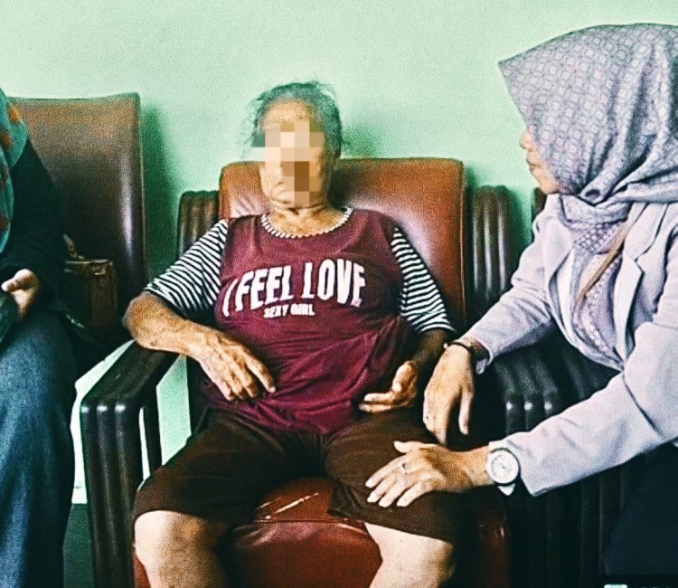 Kelurahan Lateng Turun Tangan Dampingi Lansia yang Harus Jalani Operasi Tumor Ganas