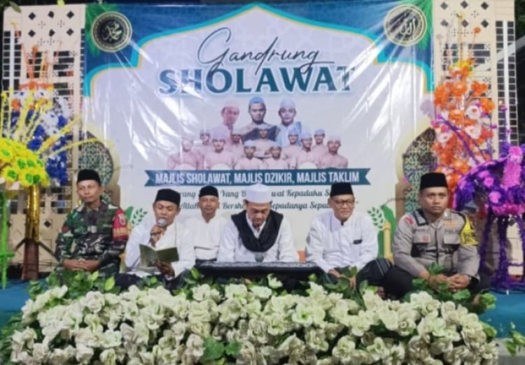 Warga dusun sawaan meramaikan peringatan maulid nabi Muhammad Saw dengan arak-arakan Telur