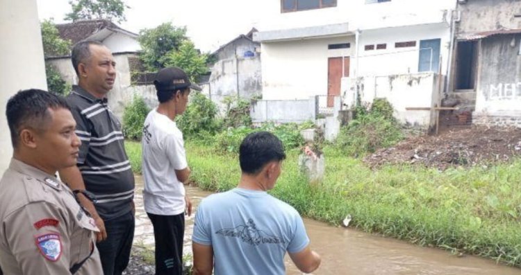 Warga Kecam Pembuangan sepitank( Tai ) limbah bangunan diSungai, warga Desak Penegakan Hukum Tanpa Toleransi