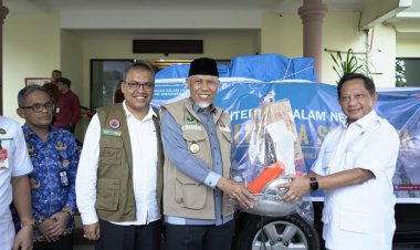 Mendagri Tito Serahkan Bantuan untuk Warga Terdampak Bencana di Sumbar