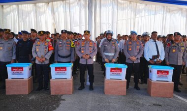 Wujud Rasa Empati, Kapolri Beri Bantuan kepada Anggota Polri Korban Bencana di Sumbar