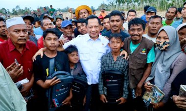 *Mendagri Serahkan Bantuan ke Desa Geudumbak Kecamatan Langkahan, Aceh Utara*