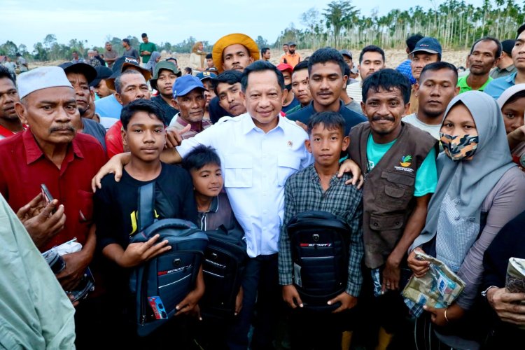 *Mendagri Serahkan Bantuan ke Desa Geudumbak Kecamatan Langkahan, Aceh Utara*