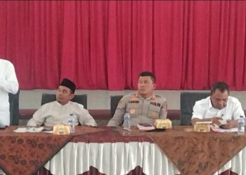 Ketua FKUB Beri Sambutan, Kepala BKPPD Simalungun Sibuk Main Ponsel