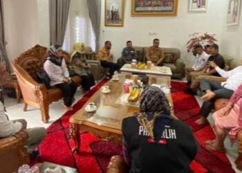 Cara Duduk Bupati Simalungun Menghadapi Komisioner KPU dan Bawaslu Tidak Sopan