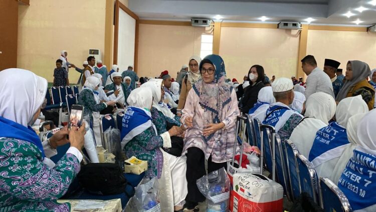 Wali Kota Pematang Siantar dr Susanti Dewayani SpA Menjemput Jamaah Haji di Asrama Haji Pangkalan Masyhur Medan