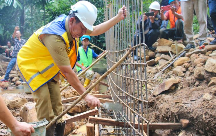 Bupati Simalungun Letakkan Batu Pertama Pembangunan Sistem Penyediaan Air Minum di Tapian Dolok
