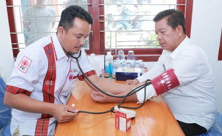 Tinjau UDD PMI Simalungun, Bupati Lakukan Donor Darah