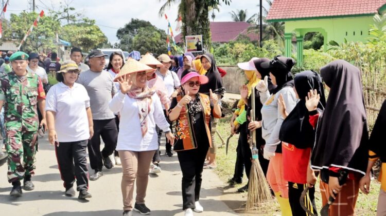 Ketua TP PKK Simalungun Tinjau Kegiatan Haroan Bolon di Kecamatan Panombeian Panei
