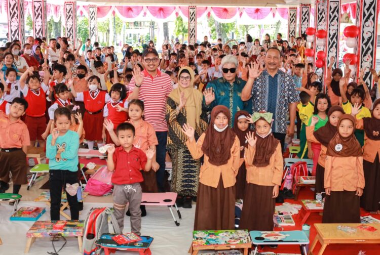 Bersama Ketua Dekranasda, Wali Kota Pematang Menghadiri Lomba Mewarnai Menyemarakkan HUT Kemerdekaan Republik Indonesia