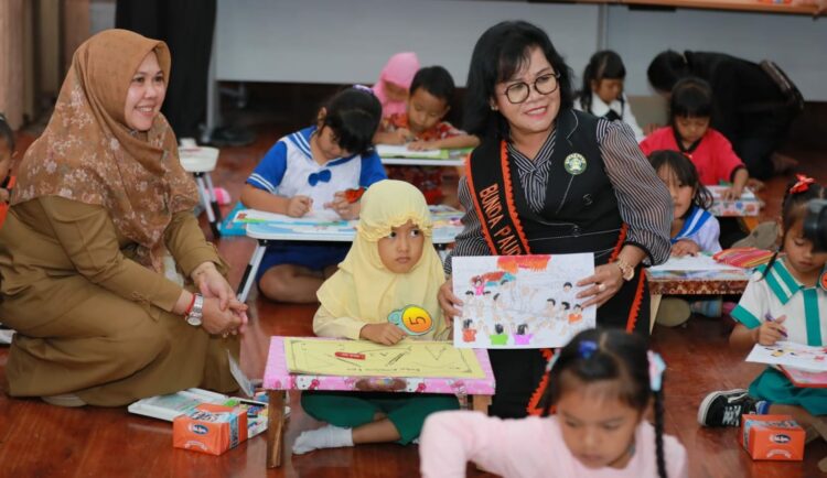 Buka Lomba Mewanai Tingkat PAUD/TK, Bunda PAUD Simalungun: “Diharapkan Kegiatan Ini Bisa Menciptakan Generasi Emas”