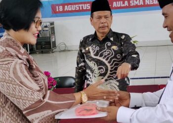 Pakai Jari Telunjuk Tangan Kiri, Zuhri Bintang Saksikan Serah Terima Jabatan Kepala SMA Negeri 1 Dolok Panribuan