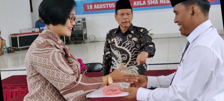 Pakai Jari Telunjuk Tangan Kiri, Zuhri Bintang Saksikan Serah Terima Jabatan Kepala SMA Negeri 1 Dolok Panribuan