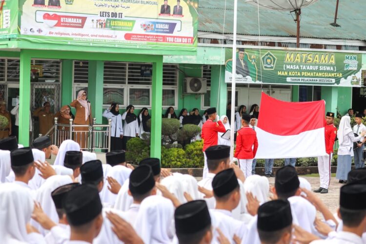 dr Susanti Dewayani SpA Didaulat sebagai Pembina Upacara di MAN Pematang Siantar