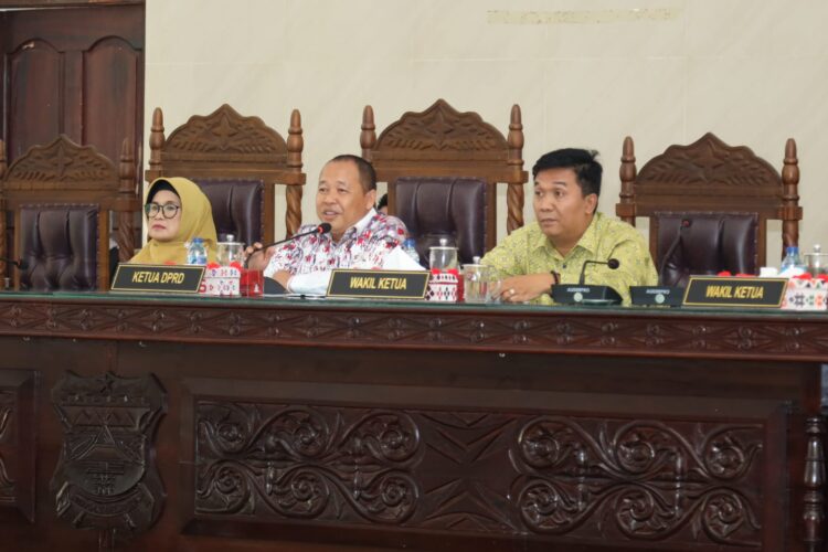 Wali Kota Pematang Siantar Menghadiri Rapat Penyampaian Nota Keuangan di DPRD