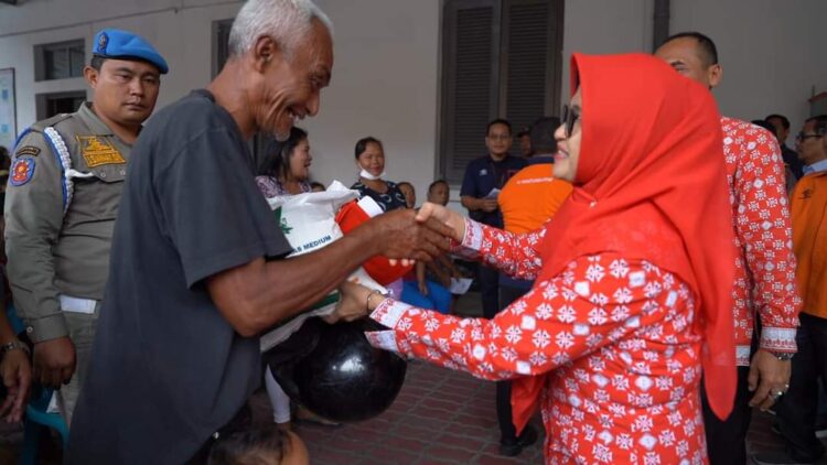 Wali Kota Menyerahkan Piagam Penghargaan kepada 117 Pendonor Darah Sukarela PMI Kota Pematang Siantar