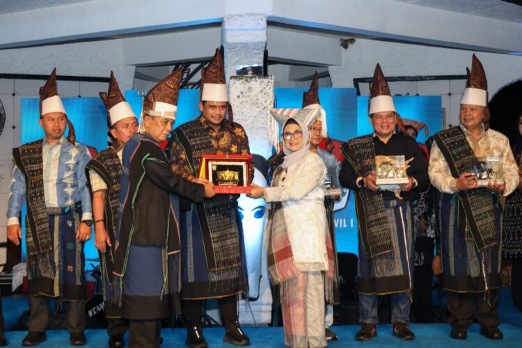 dr Susanti Dewayani SpA Menjamu Rombongan Komisariat Wilayah I Asosiasi Pemerintah Kota Seluruh Indonesia (APEKSI) di Tugu Pagoda