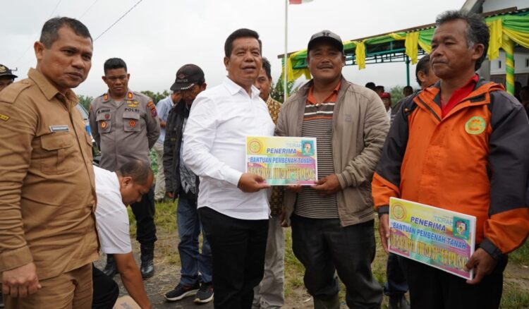 Dukung Peningkatan Hasil Pertanian, Bupati Simalungun Serahkan Bantuan Alsintan kepada Poktan