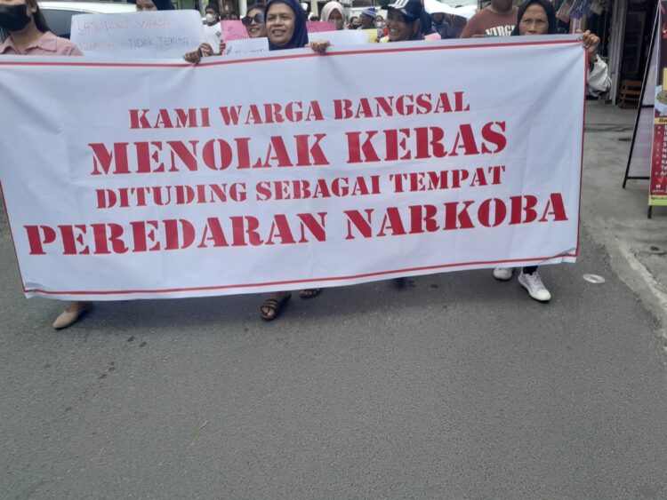 Tidak Terima Kampungnya Disebut Markas Narkoba, Warga Bangsal Demo Polres Pematang Siantar