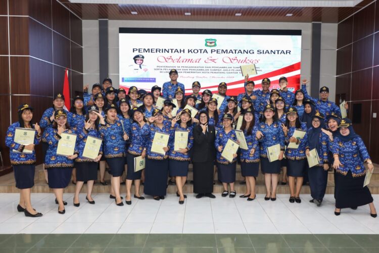 Wali Kota Pematang Siantar Menyerahkan 44 SK Pelantikan dan Pengambilan Sumpah Janji PNS