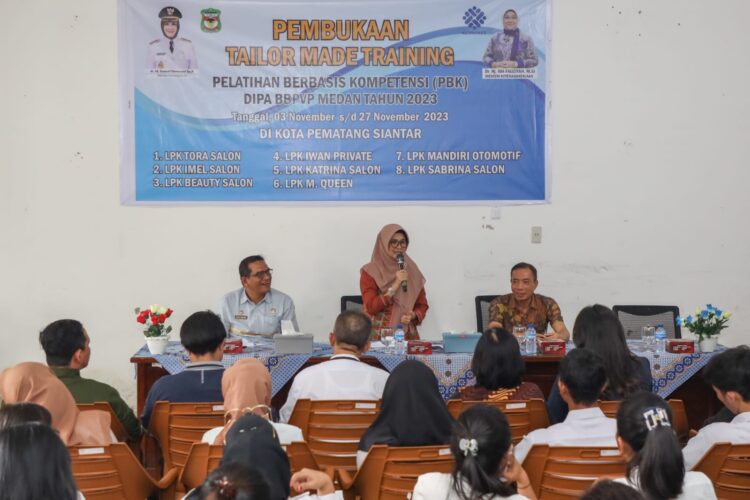 Wali Kota Pematang Siantar Membuka Tailor Mode Training Pelatihan Berbasis Kompetensi