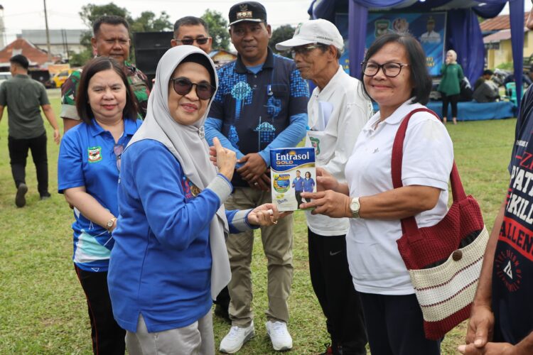 Wali Kota Pematang Siantar Salurkan Susu Pemberian Makanan Tambahan (PMT) Lansia