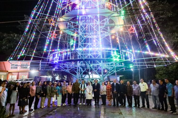 Wali Kota bersama Panitia Natal Oikumene menyalakan Pohon Terang Pematang Siantar