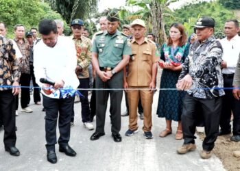 Bupati Simalungun Resmikan Jalan Penghubung Nagori Siboras Dengan Nagori Saribu Jandi