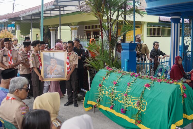 Tokoh Pramuka Pematangsiantar, H M Akhiri Trisko Wafat. Wali Kota bersama Ka Kwarcab Pematangsiantar Melayat