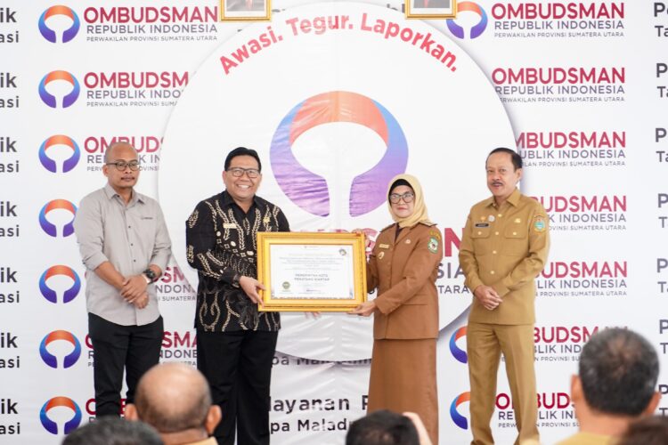 dr Susanti Dewayani SpA Menerima Piagam Penilaian Penyelenggaraan Pelayanan Publik Tahun 2023 dari Ombudsman RI