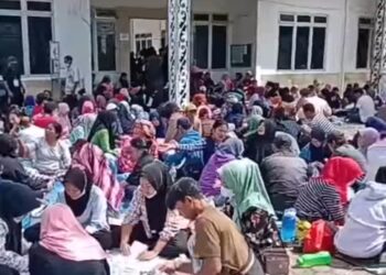 Seorang Caleg di Simalungun Ikut Melipat Surat Suara Pemilu 2024