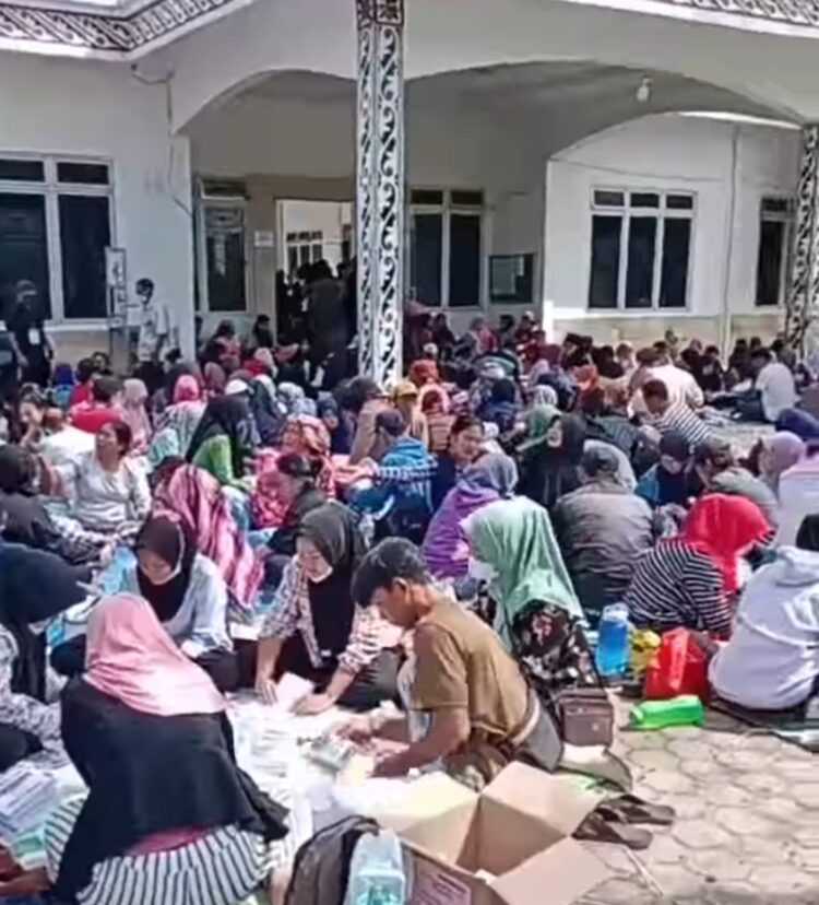 Seorang Caleg di Simalungun Ikut Melipat Surat Suara Pemilu 2024