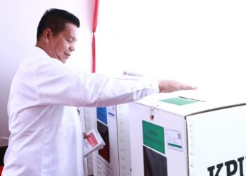 Bupati dan Wakil Bupati Simalungun bersama Keluarga Gunakan Hak Suara di TPS 026 dan TPS 07