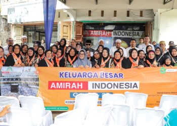 dr Susanti Dewayani SpA bersama Ketua Dekranasda Memberangkatkan jamaah Umroh PT Amirah Indonesia Tour