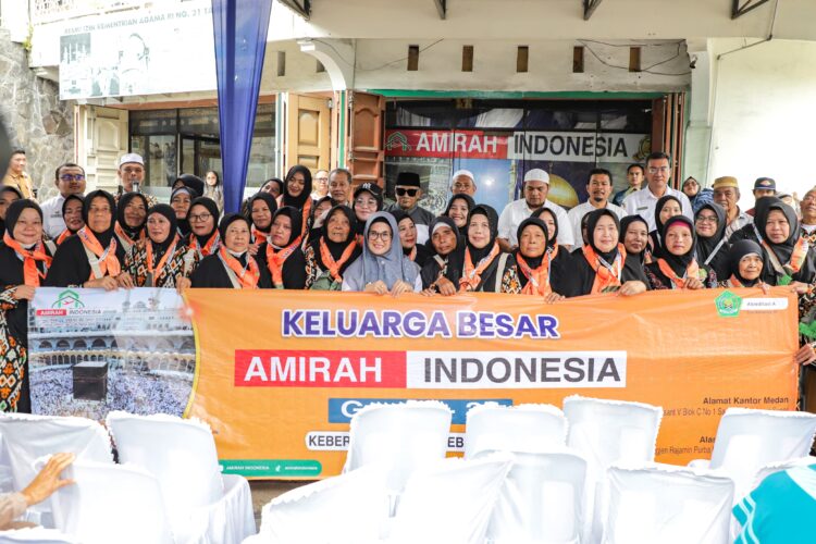 dr Susanti Dewayani SpA bersama Ketua Dekranasda Memberangkatkan jamaah Umroh PT Amirah Indonesia Tour