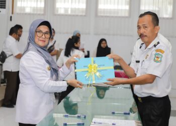 Wali Kota Pematangsiantar Menyerahkan DHKP SPPT PBB P-2 kepada seluruh Camat