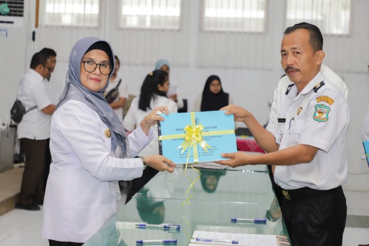 Wali Kota Pematangsiantar Menyerahkan DHKP SPPT PBB P-2 kepada seluruh Camat