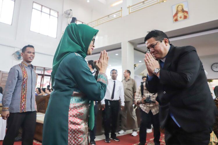 Wali Kota Pematangsianțar Menghadiri Penahbisan 10 Pendeta GKPS