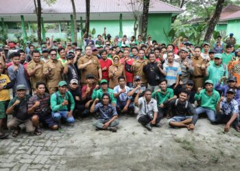 Susanti Dewayani Apel Pagi bersama Pejuang Kebersihan Dinas Lingkungan Hidup di Pusat Pelatihan dan Pengelolaan Sampah Kota Pematangsiantar