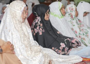 dr Susanti Dewayani dan Keluarga Sholat Idul Fitri di Masjid Raya