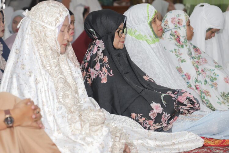 dr Susanti Dewayani dan Keluarga Sholat Idul Fitri di Masjid Raya