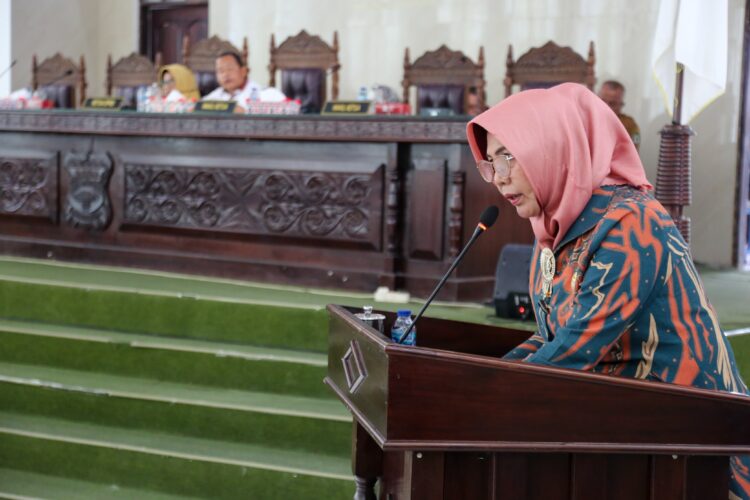 dr Susanti Dewayani Menyimak Pemandangan Umum Fraksi DPRD Pematangsiantar atas LKPj Wali Kota TA 2023