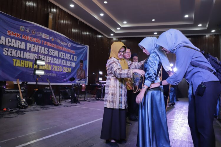 dr Susanti Dewayani Menyematkan Selempang kepada Siswa di Acara Pentas Seni dan Pelepasan Pelajar Kelas XII SMKN 1 Pematangsiantar