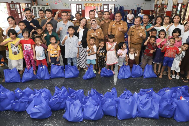 Bersama Kadis Kominfo dan Perwakilan GM Witel Telkom Sumut, Wali Kota Pematangsiantar Menyerahkan Tali Asih ke Panti Asuhan