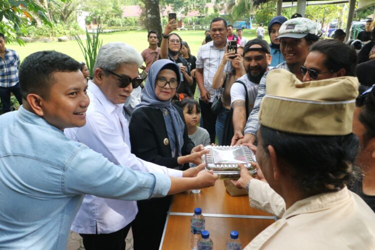 Syuting Film Semi Dokumenter “Sianțar Hotel Berdarah” Dimulai, dr Susanti Beri Dayok Nabinatur ke Tim